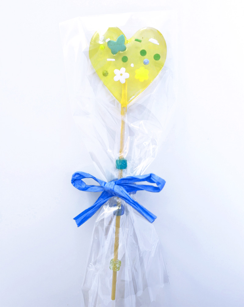 lollie in herzform mit gruenen sprinkles