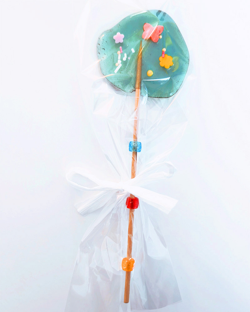grosser runder lolli mit sprinkles und Glasperlen am Stiel