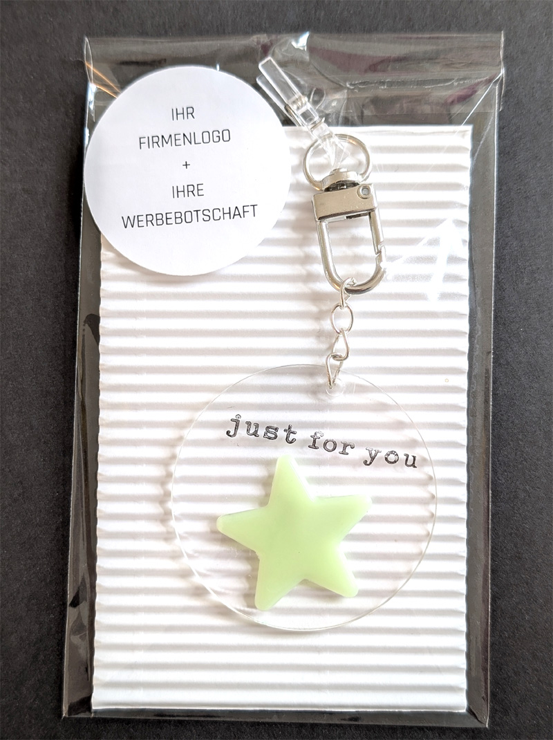 handgemachte schluesselanhaenger mit leuchtstern und stempelung just for you