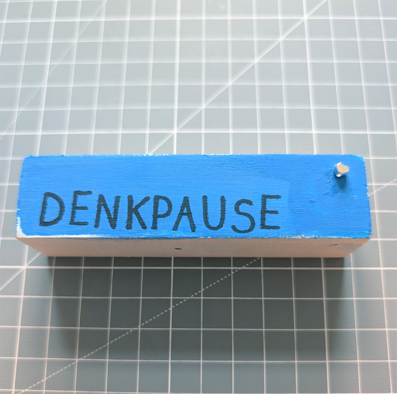 holzkloetzchen blau mit stempelung denkpause