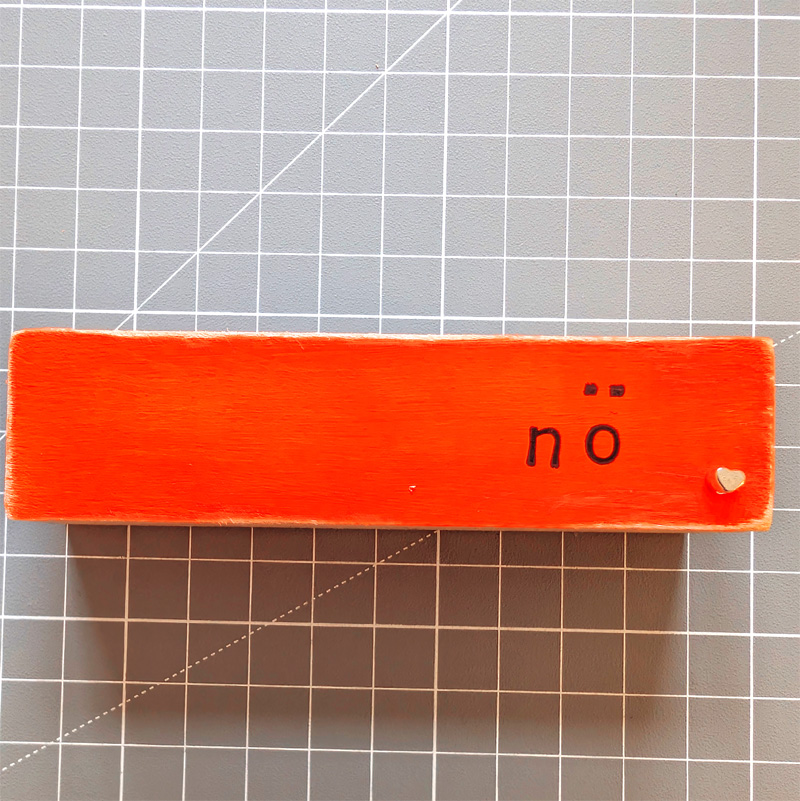 wortkloetzchen wortbaustein neonorange mit stempelung noe