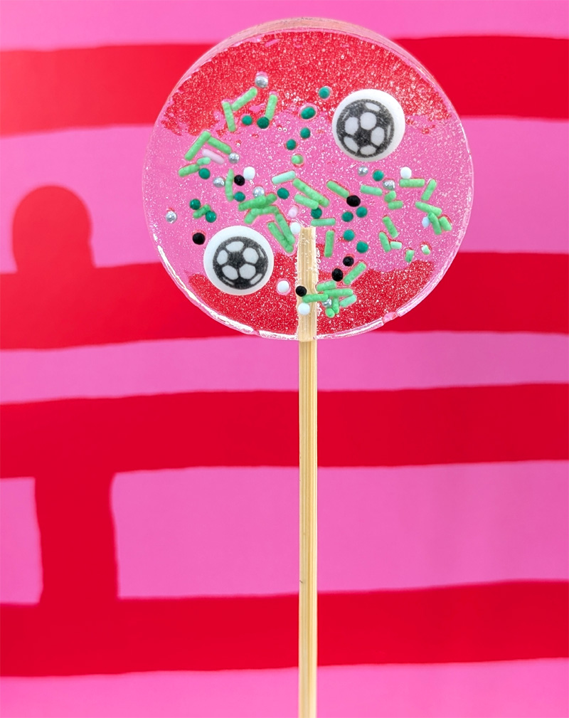 grosser runder lolli mit fussball-streuseln