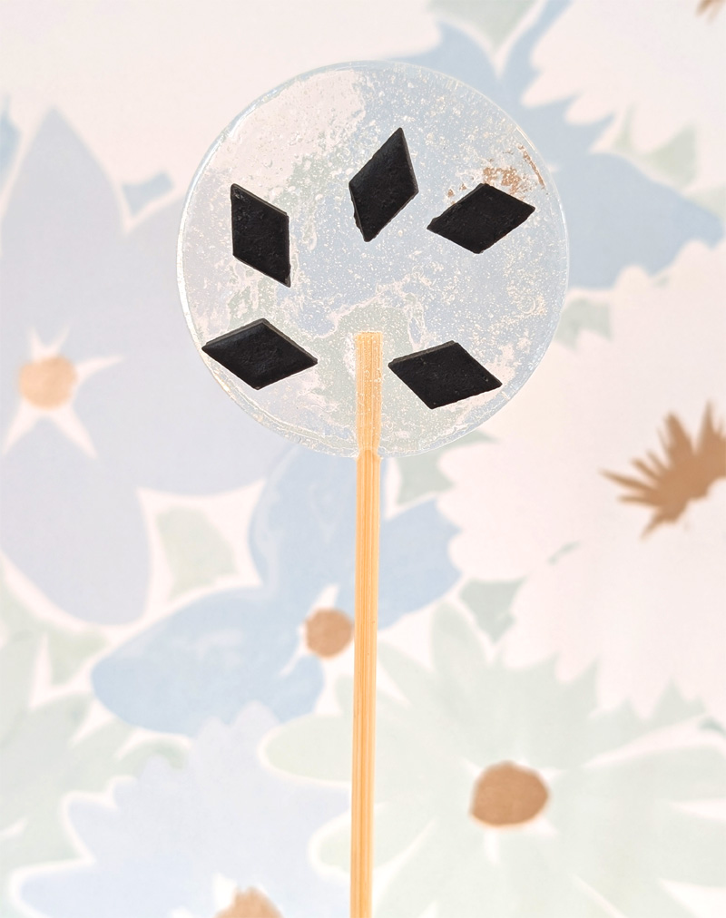 grosser runder lolli mit lakritzgeschmack und salmis